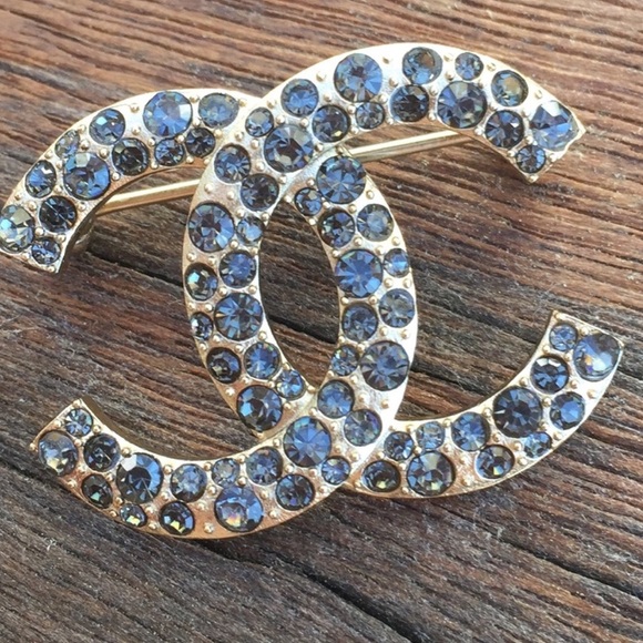 Gold with black crystals Chanel CC brooch - Picture 1 of 6